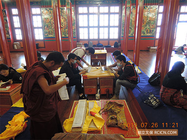 志愿者小組對(duì)古籍酸化情況進(jìn)行調(diào)研 志愿者小組對(duì)古籍酸化情況進(jìn)行調(diào)研