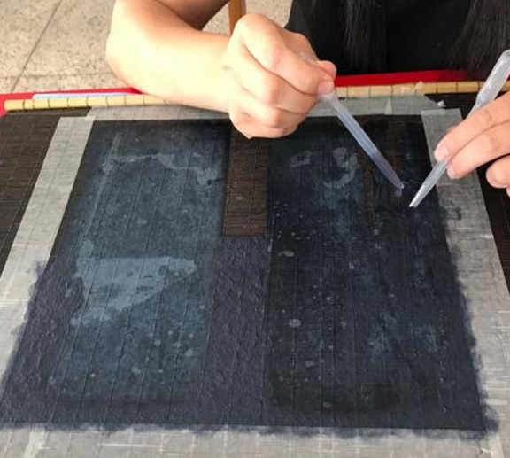 修復(fù)中的古籍封面 修復(fù)中的古籍封面