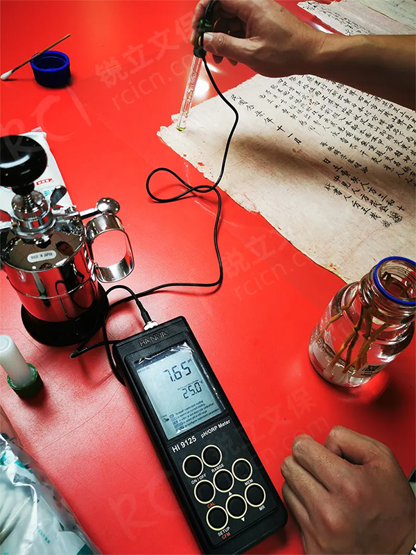 經(jīng)Bookkeeper脫酸處理后，民國(guó)檔案文獻(xiàn)pH值上升到7.5以上，效果良好