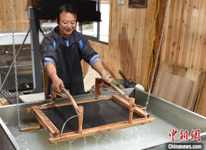 黃宏健在工廠造紙 黃宏健在工廠造紙