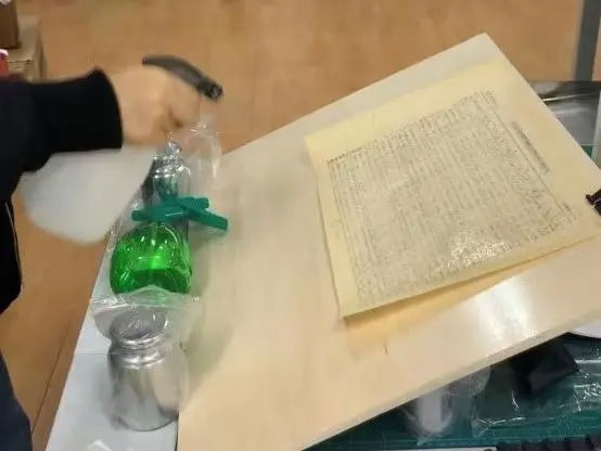 復(fù)旦大學(xué)實驗團(tuán)隊對文獻(xiàn)紙張噴涂無水脫酸液 復(fù)旦大學(xué)實驗團(tuán)隊對文獻(xiàn)紙張噴涂無水脫酸液