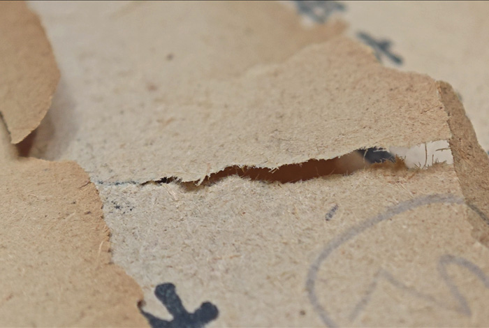 酸化破損嚴重的文獻紙張