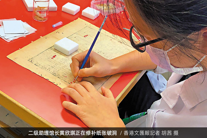 香港中央圖書館二級助理館長黃欣琪正在修補紙張破洞/香港文匯報記者 胡茜 攝 香港中央圖書館二級助理館長黃欣琪正在修補紙張破洞/香港文匯報記者 胡茜 攝